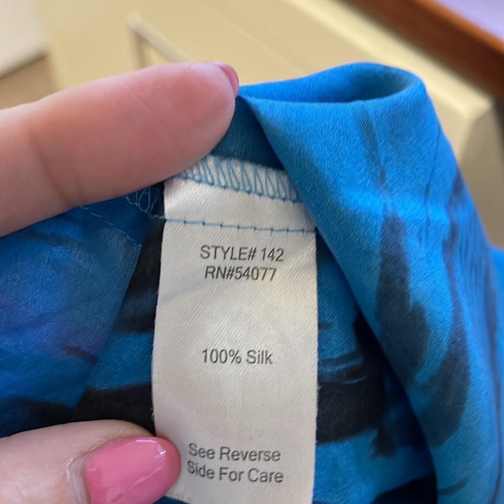CAbi # 142 Serene blue black ombré silk tiered sleeveless blouse, size medium - Picture 6 of 7